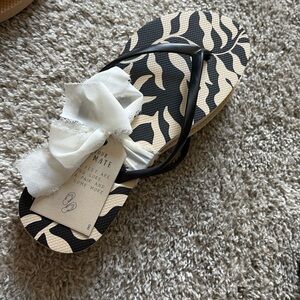 Size 8 black and white old navy flip flops brand new